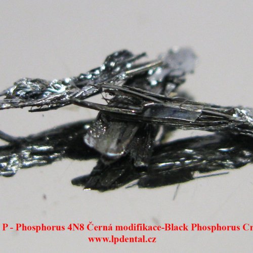 Fosfor - P - Phosphorus 4N8  Černá modifikace-Black Phosphorus Crystals 3.jpg