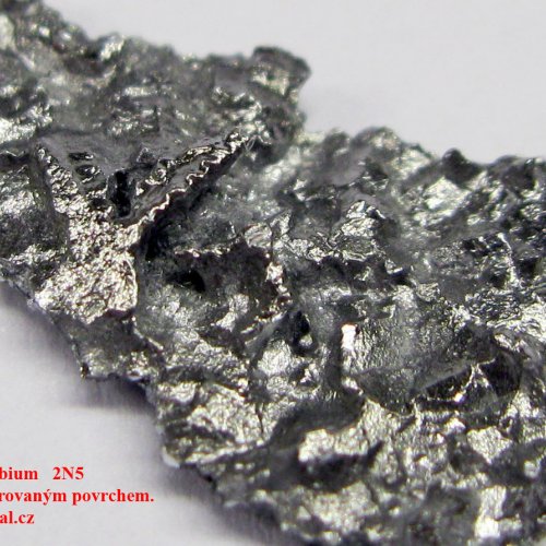 Antimon -Sb -Stibium-Slitek s krystalicky strukturovaným povrchem.Crystalline sample