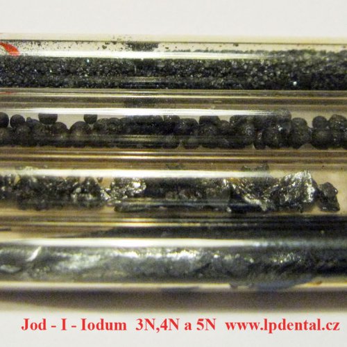 Jod - I - Iodum -Kristallines Iod-Resublimiertes Iod-Iod als Kristall-I melted.